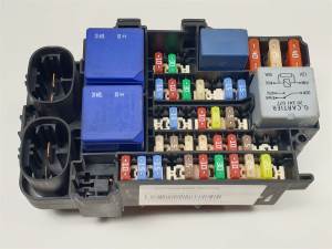 CAJA RELES / FUSIBLES 18013301E RENAULT MEGANE III BERLINA 5P Autodesguaces Alicante