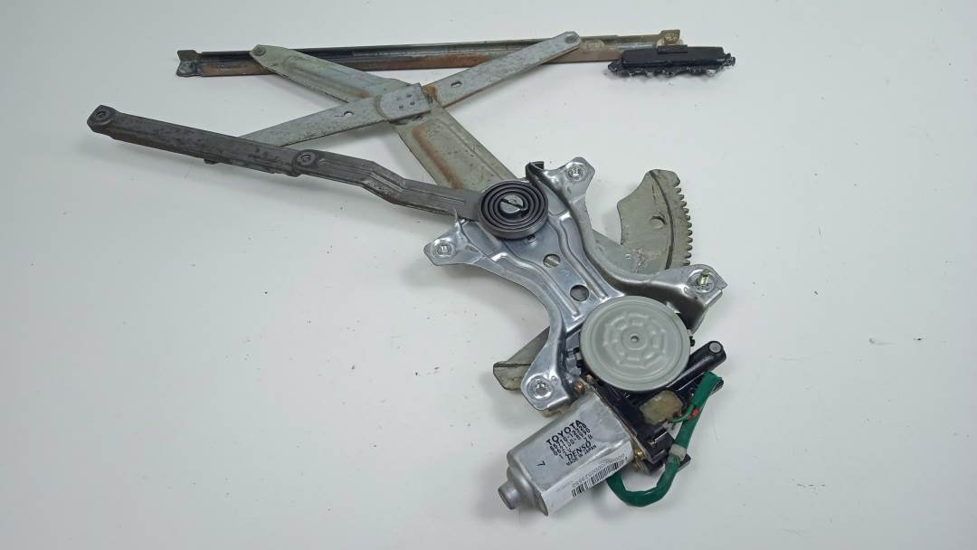 ELEVALUNAS DELANTERO DERECHO - 8571012220 - TOYOTA - COROLLA (E11)