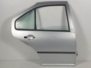 PUERTA TRASERA DERECHA VOLKSWAGEN BORA BERLINA (1J2) Autodesguaces Alicante