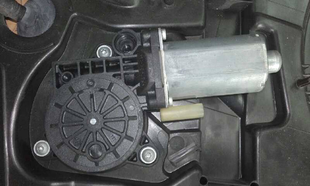 MOTOR ELEVALUNAS DELANTERO IZQUIERDO