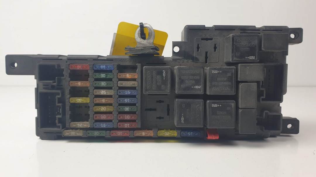 CAJA RELES / FUSIBLES - 8678449 - VOLVO - XC90