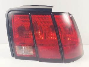 PILOTO TRASERO DERECHO XR3313B504 FORD MUSTANG (SN95) Autodesguaces Alicante
