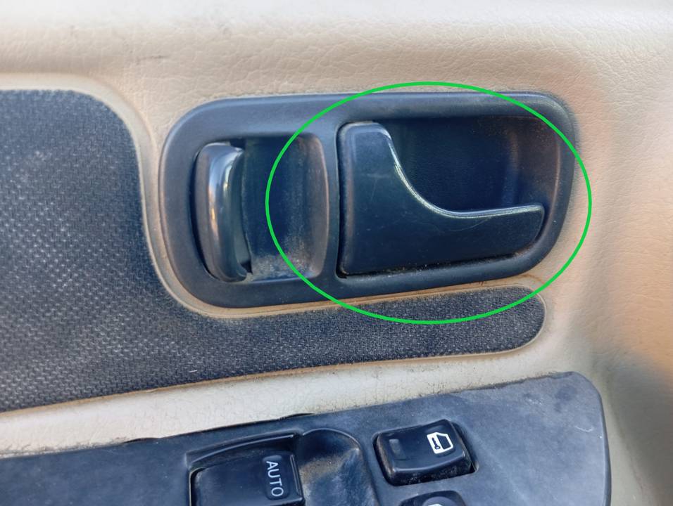 MANETA INTERIOR DELANTERA IZQUIERDA