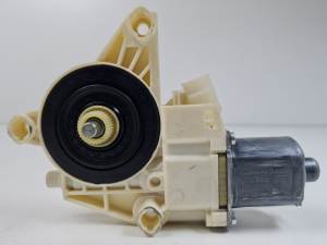 MOTOR ELEVALUNAS TRASERO DERECHO A2048200642 MERCEDES CLASE C (W204) BERLINA Autodesguaces Alicante