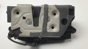 CERRADURA PUERTA DELANTERA DERECHA BM5AA21812BF FORD FOCUS LIM. (CB8) Autodesguaces Alicante
