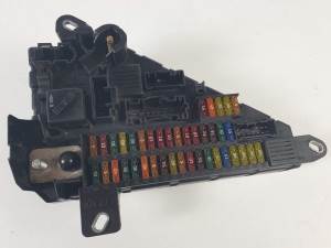 CAJA RELES / FUSIBLES 690661805 BMW SERIE 5 BERLINA (E60) Autodesguaces Alicante