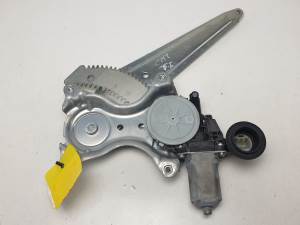 ELEVALUNAS TRASERO IZQUIERDO 8571035180 TOYOTA RAV 4 (A4) Autodesguaces Alicante