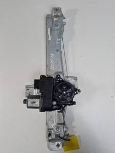 ELEVALUNAS TRASERO DERECHO 9806088580 PEUGEOT 2008 Autodesguaces Alicante