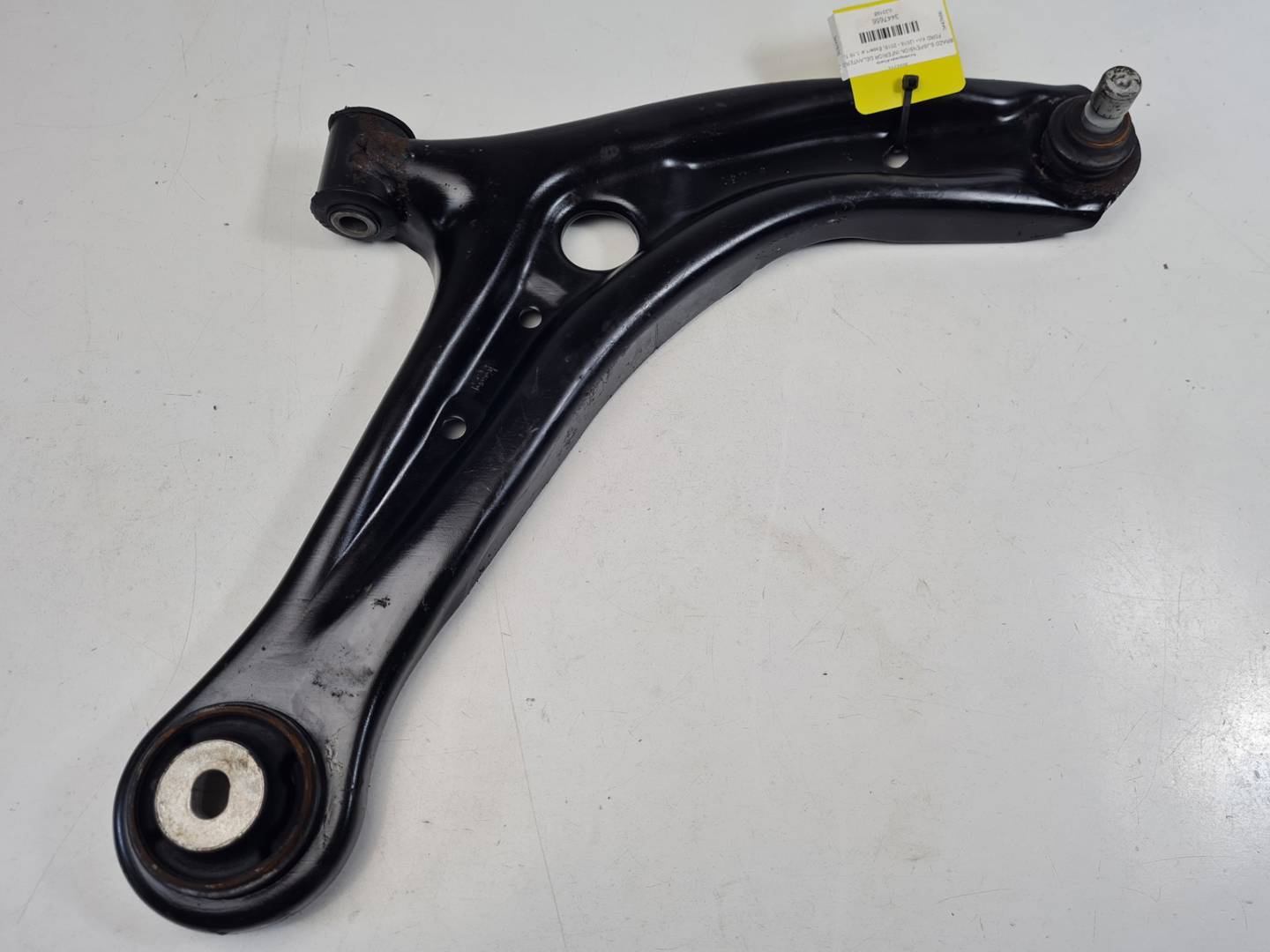 BRAZO SUSPENSION INFERIOR DELANTERO DERECHO - E4B13042A2D - FORD - KA+ (CDU)