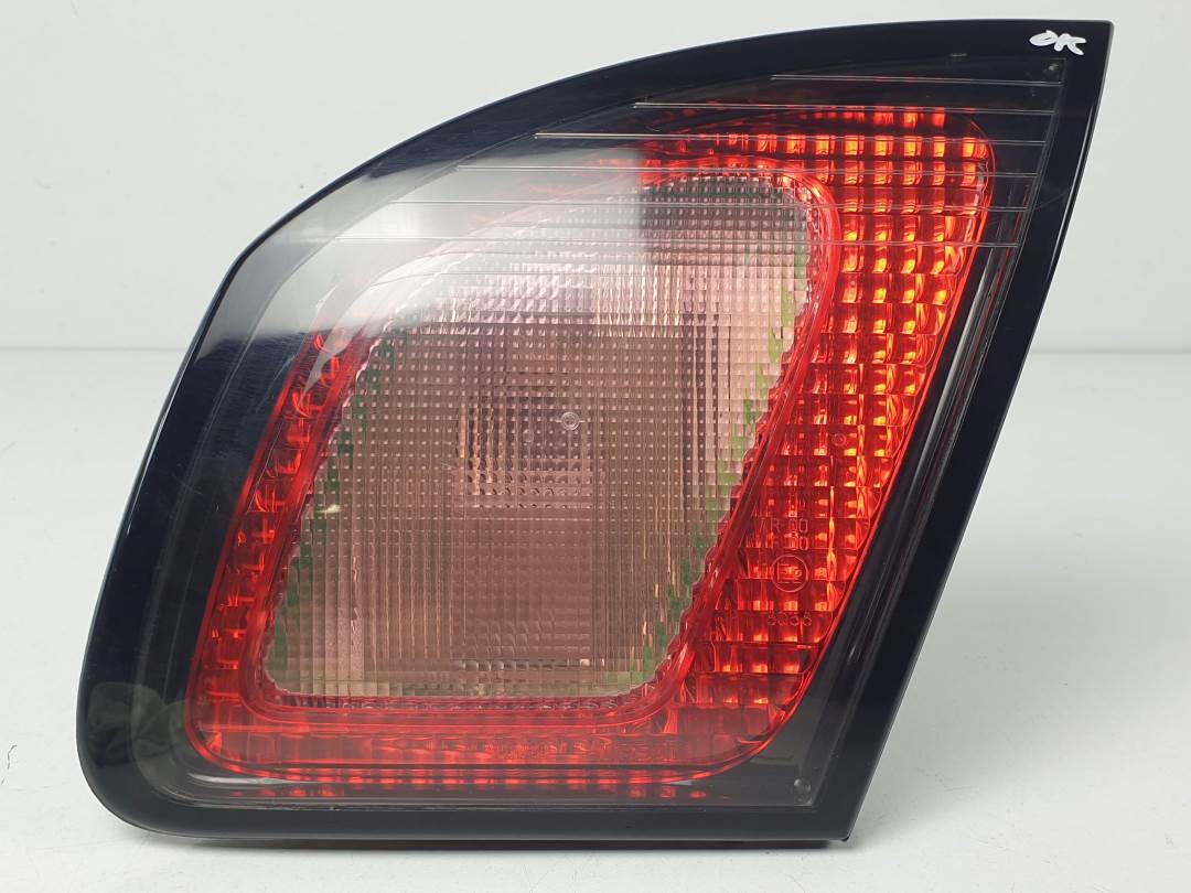 PILOTO TRASERO DERECHO INTERIOR - 165509F610 - NISSAN - PRIMERA BERLINA (P11)