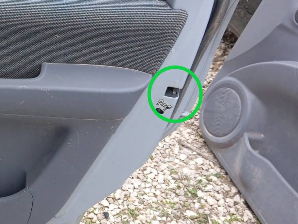 CERRADURA PUERTA TRASERA DERECHA