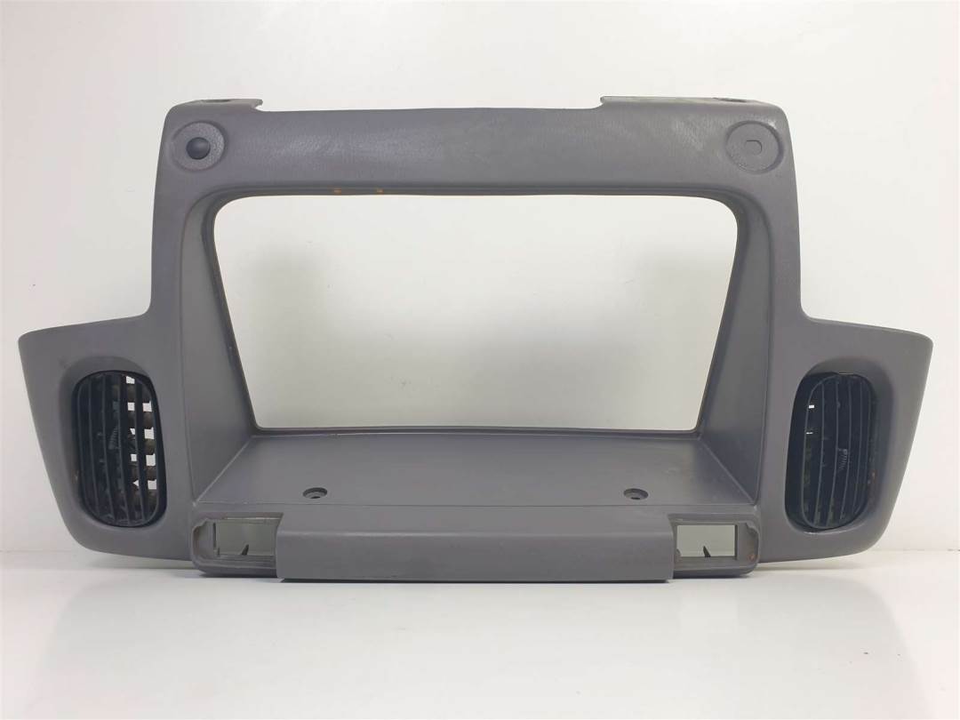 REJILLA AIREADORA - 682410T000 - NISSAN - CABSTAR E