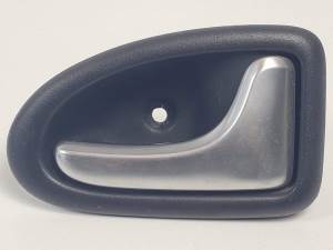 MANETA INTERIOR TRASERA DERECHA 7700423888 RENAULT CLIO II FASE II (B/CB0) Autodesguaces Alicante