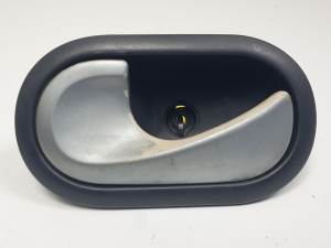 MANETA INTERIOR DELANTERA IZQUIERDA 310579 RENAULT CLIO III Autodesguaces Alicante