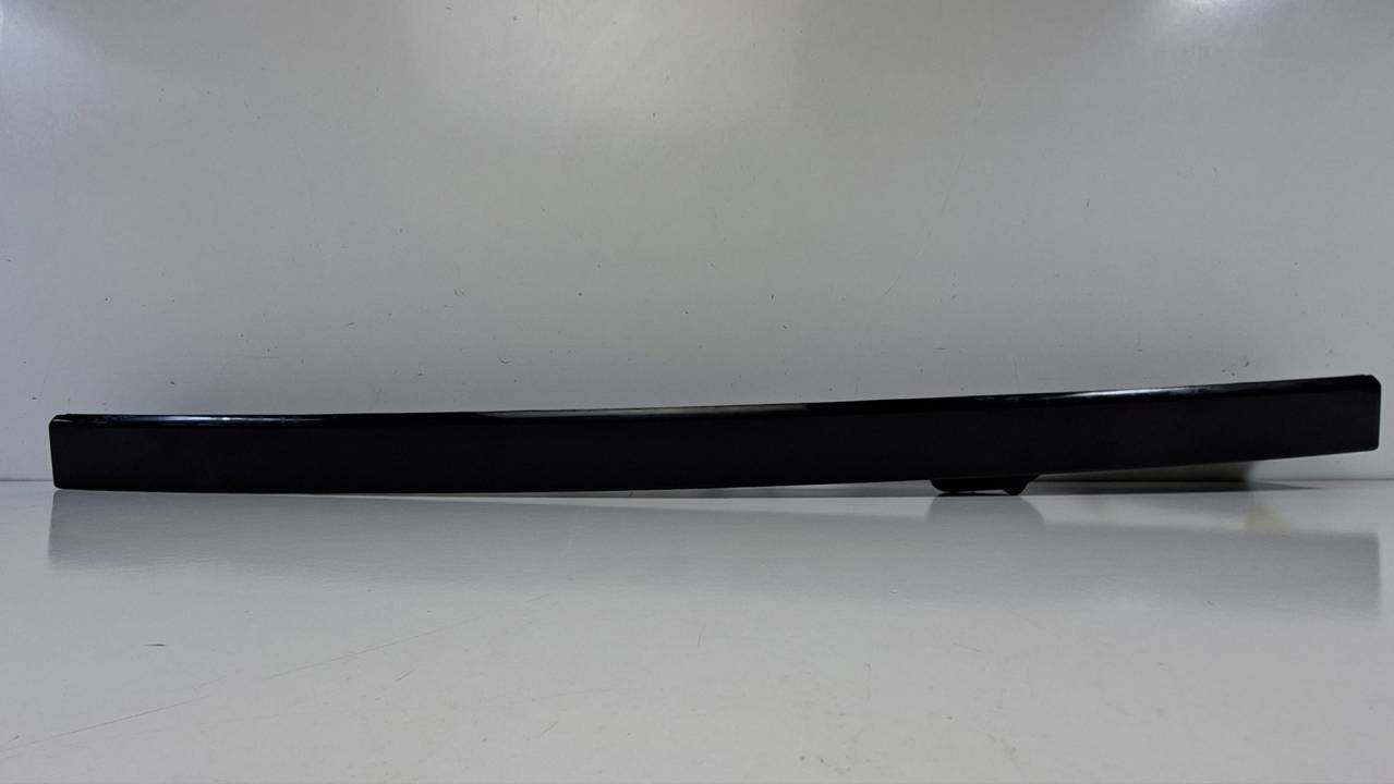 MOLDURA PORTON TRASERO HY3240406B LAND ROVER DISCOVERY 5 Autodesguaces Alicante