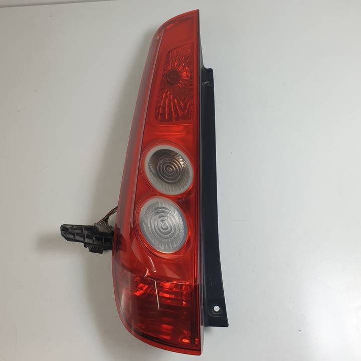 PILOTO TRASERO IZQUIERDO 6S6113405B FORD FIESTA (CBK) Autodesguaces Alicante