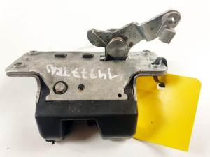CERRADURA MALETERO / PORTON 90563999 OPEL ZAFIRA A Autodesguaces Alicante