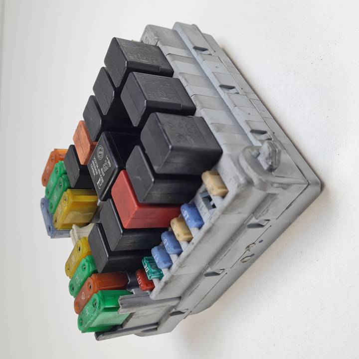 CAJA RELES / FUSIBLES
