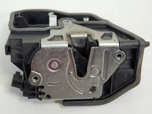 CERRADURA PUERTA DELANTERA DERECHA 7167066 BMW SERIE 5 TOURING (E61) Autodesguaces Alicante