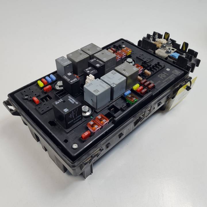 CAJA RELES / FUSIBLES 13318782 OPEL ASTRA J LIM. Autodesguaces Alicante