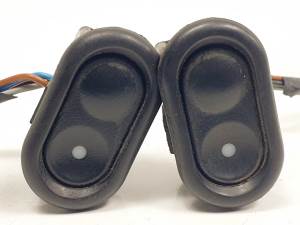 MANDO ELEVALUNAS DELANTERO IZQUIERDO 90431870 OPEL TIGRA Autodesguaces Alicante