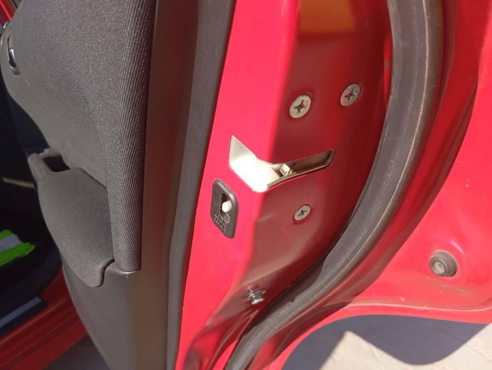 CERRADURA PUERTA TRASERA DERECHA