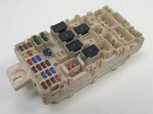 CAJA RELES / FUSIBLES MITSUBISHI PAJERO SPORT (KH_, KG_) Autodesguaces Alicante