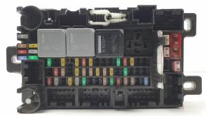 CAJA RELES / FUSIBLES LAND ROVER RANGE ROVER EVOQUE Autodesguaces Alicante