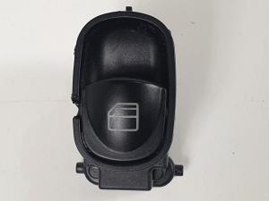 MANDO ELEVALUNAS TRASERO DERECHO A2038200210 MERCEDES CLASE C (W203) BERLINA Autodesguaces Alicante