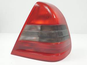PILOTO TRASERO DERECHO 2028201264 MERCEDES CLASE C (W202) BERLINA Autodesguaces Alicante