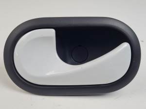 MANETA INTERIOR TRASERA IZQUIERDA 8247310579 RENAULT CLIO III Autodesguaces Alicante