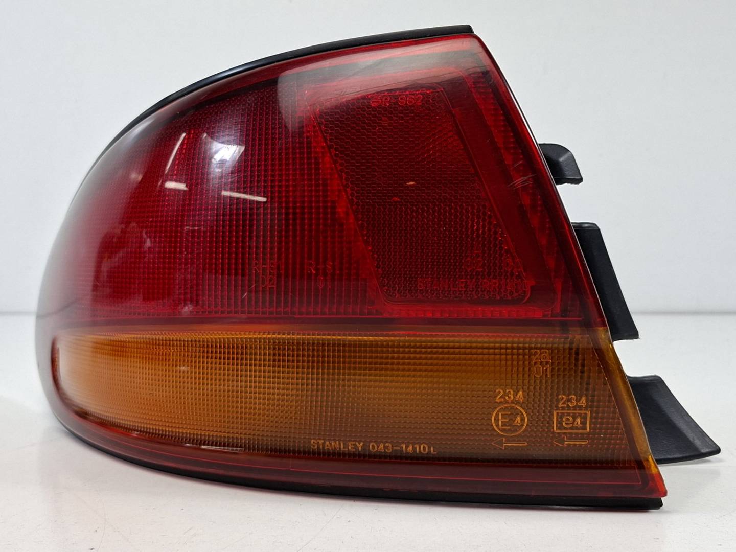 PILOTO TRASERO IZQUIERDO - STANLEY0431410L - MAZDA - XEDOS 6 (CA)