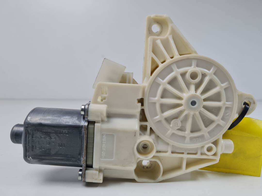 MOTOR ELEVALUNAS DELANTERO DERECHO - A2048200242 - MERCEDES - CLASE C (W204) BERLINA