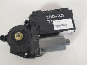MOTOR ELEVALUNAS TRASERO DERECHO 0130821764 VOLKSWAGEN TOUAREG (7LA) Autodesguaces Alicante