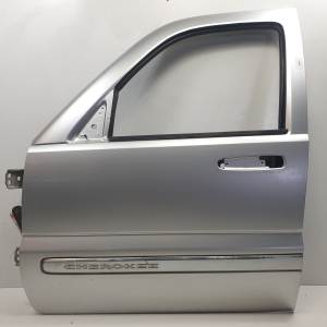 PUERTA DELANTERA IZQUIERDA JEEP CHEROKEE (KJ) Autodesguaces Alicante